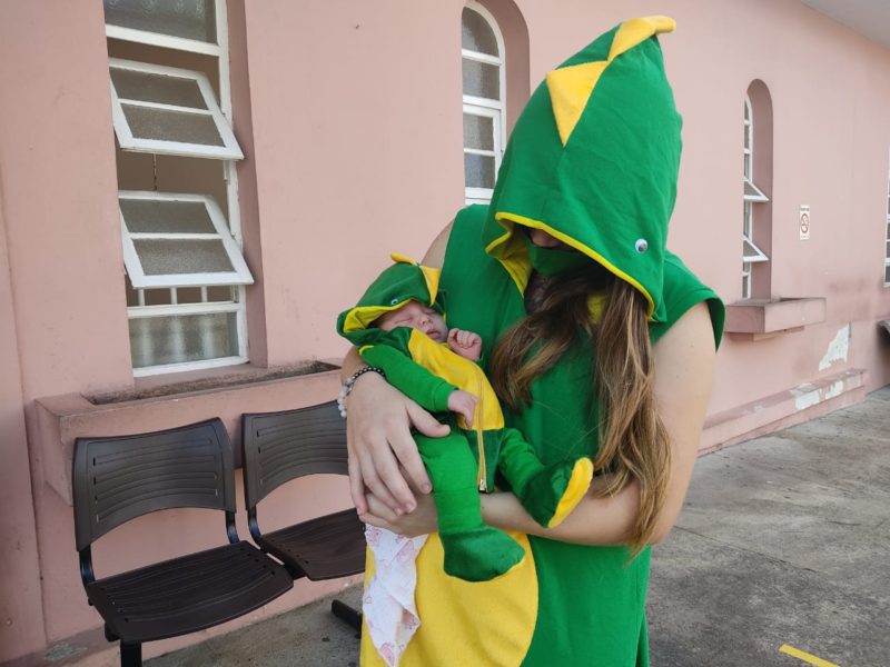 Saída da maternidade chamou atenção de quem passava pelo local – Foto: Dani Lando/NDTV