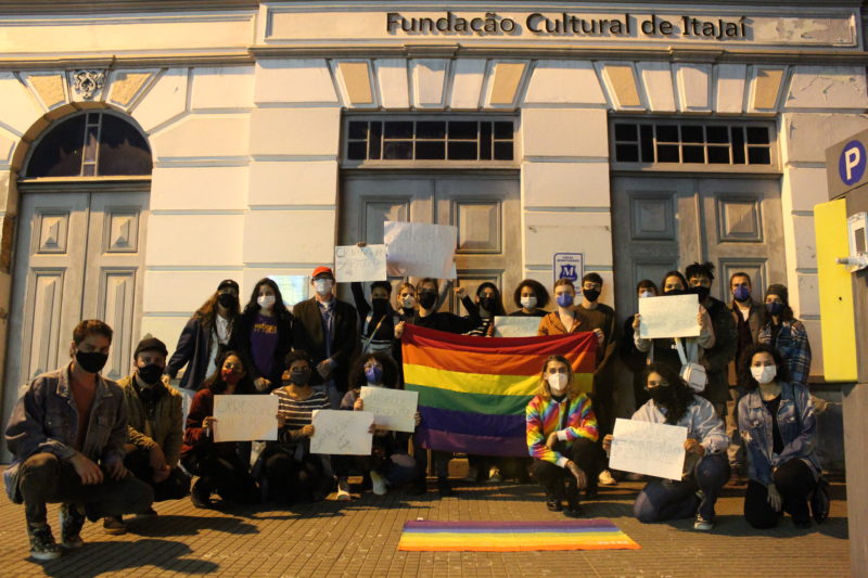 Ato organizado pela Coletiva Epicena, com apoio do M&atilde;es pela Diversidade, protestou em frente &agrave; sede da Funda&ccedil;&atilde;o Cultural de Itaja&iacute; contra o cancelamento do evento – Foto: Coletiva Epicena/Divulga&ccedil;&atilde;o