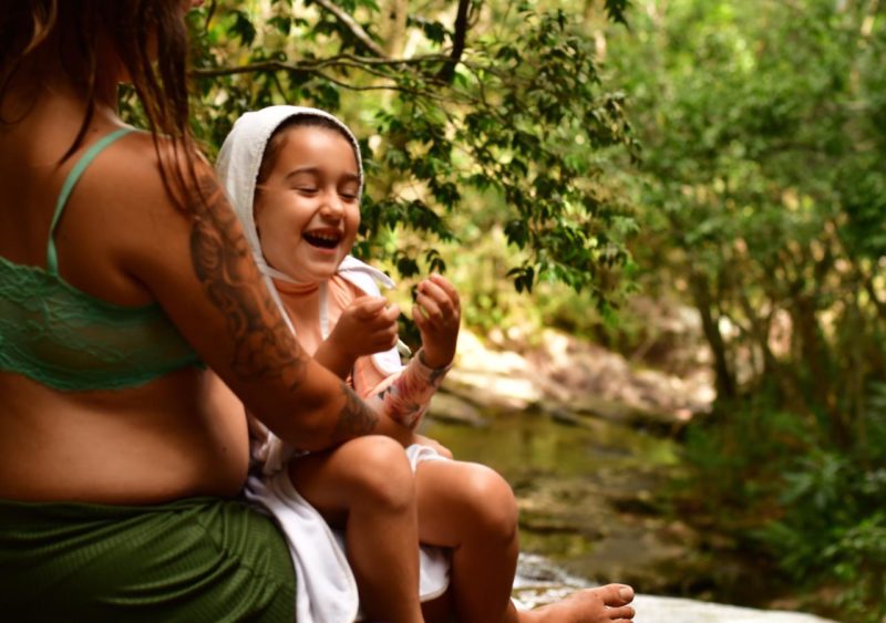 Manu, mãe da Íris, em um passeio com a filha