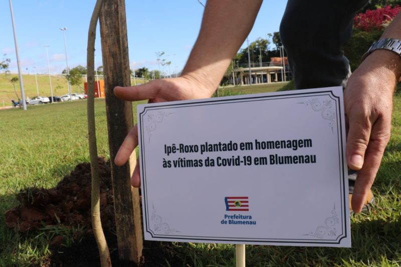 Cidade prestou homenagem às vítimas da Covid-19