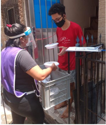 Entrega de quentinhas a moradores que tiveram de ficar em isolamento sem poder trabalhar – Foto: Fiocruz/Divulgação ND