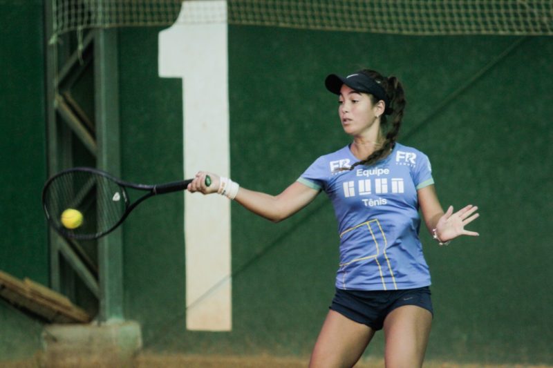 Maria Turchetto joga t&ecirc;nis desde os oito anos e est&aacute; conhecendo o Brasil atrav&eacute;s do esporte – Foto: Leo Munhoz/ND
