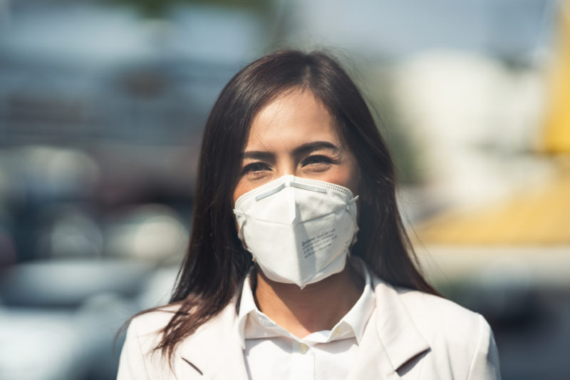 Com novas variantes, mais transmissíveis, orientação é usar máscaras PFF2 (ou N95) em ambientes fechados. Outra opção é usar duas máscaras, a cirúrgica por baixo e a de tecido por cima – Foto: iStockphoto/Divulgação/ND
