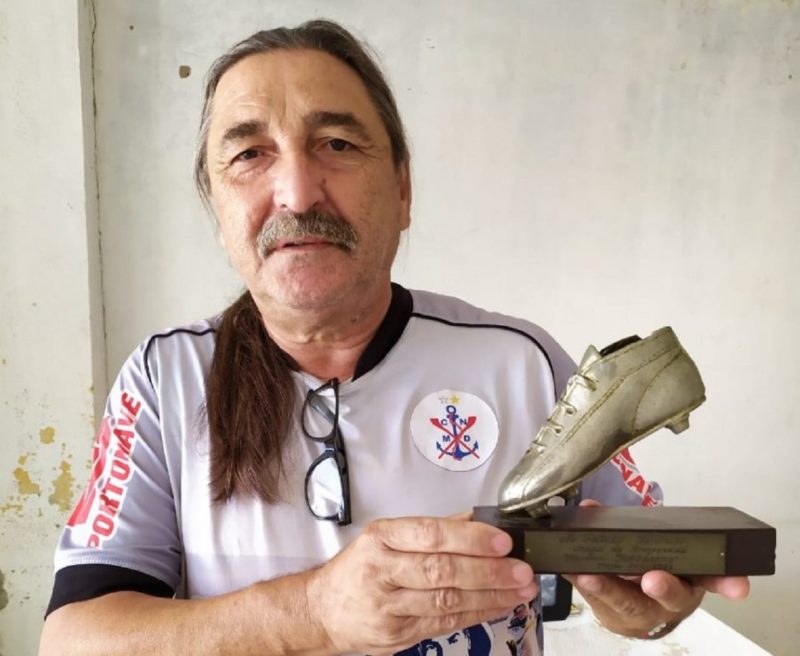 O goleiro Mauro não tinha a estatura dos grandes goleiros, mas nem por isso em sua carreira deixou de fazer grandes defesas com muita elasticidade e raça, para a alegria dos torcedores do Marcílio Dias, que testemunharam o arqueiro defendendo a camisa do clube de Itajaí entre os anos de 1981 a 1990. Com mais jogos pelo marinheiro, é dos grandes ídolos do clube. – Foto: Acervo Álvaro José/ND