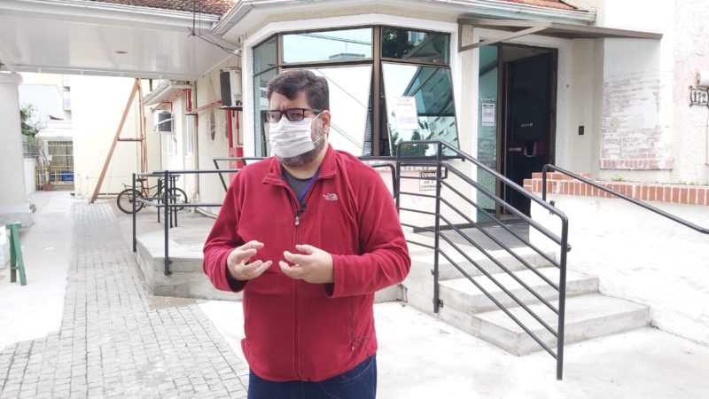 M&eacute;dico infectologista Marcelo da Silva Mulazani explica a a&ccedil;&atilde;o do fungo negro – Foto: Kelly Borges/NDTV