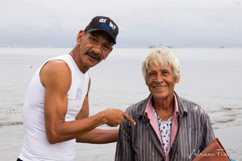 Em suas andanças pela região da Grande Florianópolis, o ex-artilheiro Albeneir sempre fez questão de abraçar os moradores, os nativos e a nossa gente. Na foto, no bairro João Paulo, Bena está ao lado do seu Juca (Joaquim Costa), pai dos músicos Moriel e Gerry, da banda Dazaranha, e do Gau, que segue sua brilhante carreira em voo solo. – Foto: Acervo Adriana Füchter/ND