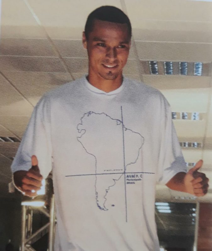 Em 2010, Emerson (Emerson dos Santos da SIlva), ex-zagueiro do Avaí, atualmente no Gama-DF, curtia uma noite de modelo com a linha de uniformes do clube para a temporada. Além dos modelos número 1 e 2 e uma linha esportiva, também foi lançada uma camiseta alusiva a competição Sul-Americana (foto) na qual o Avaí participou, terminando na 8ª posição. – Foto: Manoel Bento/Revista do Avaí/reprodução