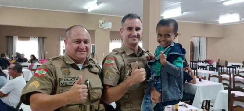 Davi Samuel tem três anos e encontrou policiais no almoço de Dia das Mães – Foto: Reprodução/Redes Sociais