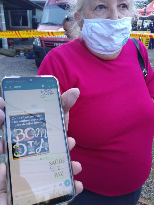 Carolina mostra mensagem trocada com Elenita na manh&atilde; desta ter&ccedil;a-feira – Foto: N&iacute;colas Hor&aacute;cio/ND