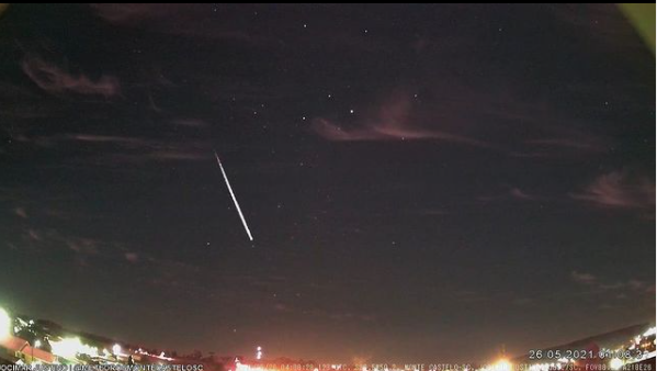 Meteoro foi visto nos c&eacute;us da cidade catarinense na madrugada desta quarta-feira (26) – Foto: Meteoros Monte Castelo SC/Divulga&ccedil;&atilde;o