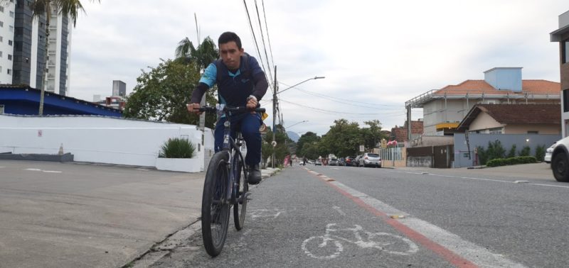 Miguel trocou o ônibus pela bicicleta e não se arrepende, apesar das más condições de infraestrutura – Foto: Jean Balbinotti/ND Digital