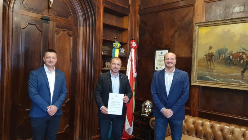 Carlos Moisés entre os prefeitos de São Carlos, Rudi Sander, e do prefeito de São Domingos , Marcio Grosbelli (à dir.) – Foto: moisés PP
