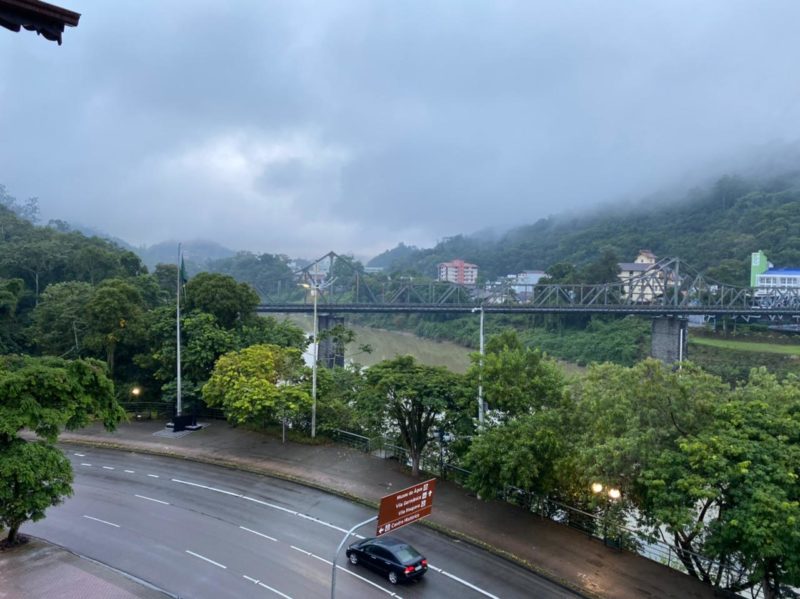 O final de semana foi marcado pela instabilidade do tempo, com chuva persistente ao longo dos dias 