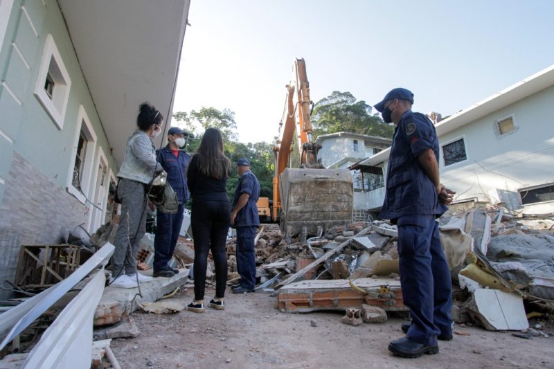 Moradores buscam recuperar seus pertences no local da trag&eacute;dia – Foto: Leo Munhoz/ND