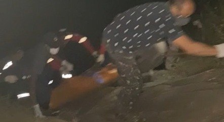 A mulher pulou de altura de três metros nas águas e namorado saltou na cachoeira para tentar salvá-la – Foto: PMMG/Divulgação