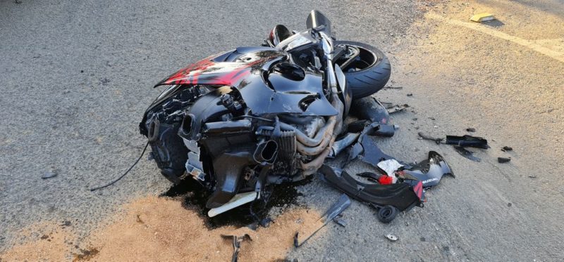 Motociclista teve fratura nas duas pernas em grave acidente registrado no último sábado (1º) – Foto: Portal Éder Luiz/Divulgação ND