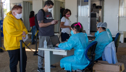 Pessoas esperando na fila para vacinar