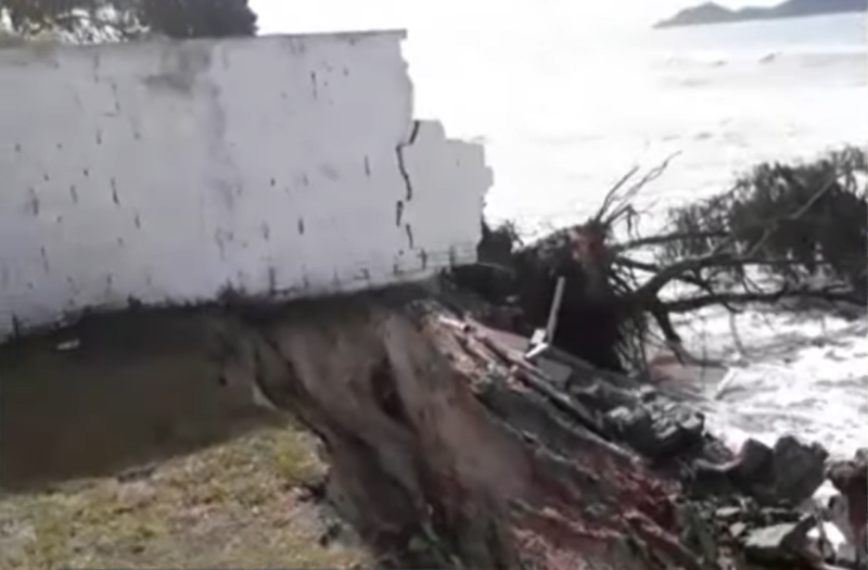 Muros, árvores e até uma edícula desabaram na praia do Morro das Pedras