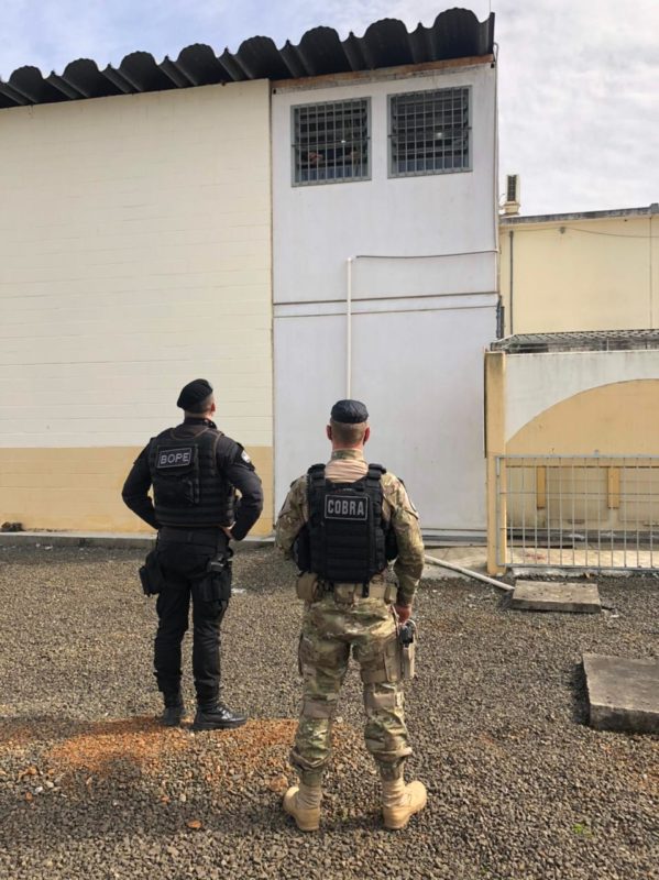 Policiais durante a negocia&ccedil;&atilde;o com os detentos – Foto: PMSC/Divulga&ccedil;&atilde;o
