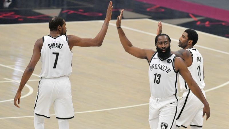 Trio do Brooklyn promete dar trabalho para qualquer defesa advers&aacute;ria – Foto: NBA/Divulga&ccedil;&atilde;o/ND