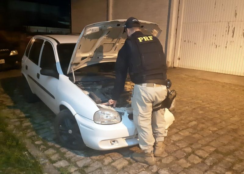 Placa do ve&iacute;culo estava adulterada com fita isolante preta – Foto: Divulga&ccedil;&atilde;o/PRF/ND