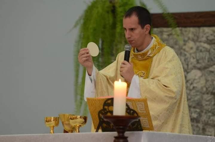 Padre Alexandre Paulo de Matos morreu aos 46 anos após sofre um acidente em uma trilha – Foto: Reprodução/Redes Sociais