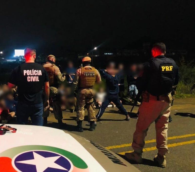 Festa clandestina encerrada pela pol&iacute;cia tinha mais de 200 pessoas – Foto: Divulga&ccedil;&atilde;o/Secretaria de Seguran&ccedil;a Publica de Palho&ccedil;a