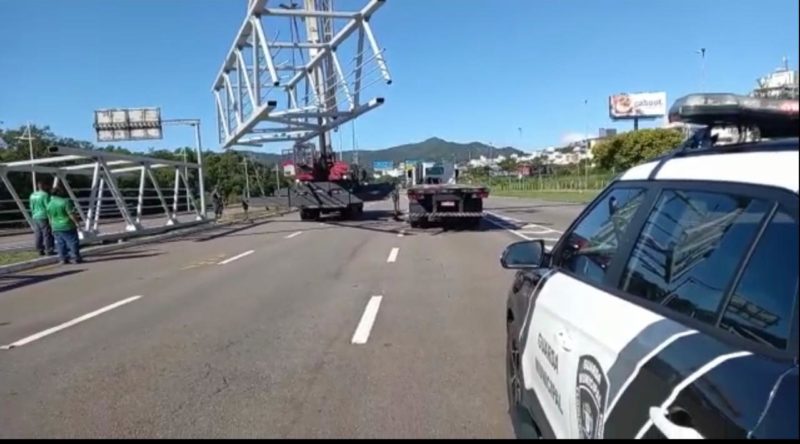 Trabalho de reinstalação da estrutura está sendo acompanhado pela Guarda Municipal de Florianópolis – Foto: Divulgação/ND