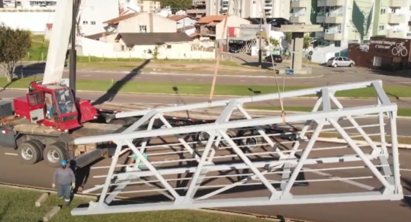 Trecho recuperado da passarela chegou ao local da instala&ccedil;&atilde;o neste domingo (23) – Foto: Reprodu&ccedil;&atilde;o/NDTV RecordTV