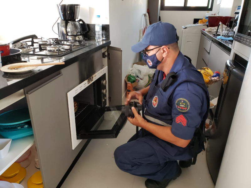 Bombeiros estiveram no local para realizar perícia no apartamento após explosão