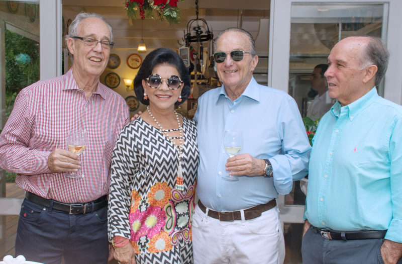 Dr. Paulo com Lúcia Vincenzi, Jorge Bornhausen e Napoleão Amarante no Clube dos Goumets – Foto: Arquivo