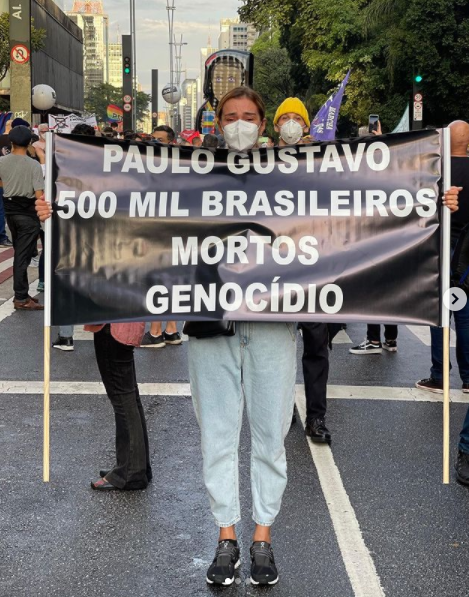 Artistas e amigos levaram faixas homenageando Paulo Gustavo, vítima da Covid-19 – Foto: Instagram/Divulgação/ND