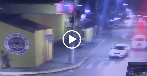 Durante persegui&ccedil;&atilde;o em Itapema, mulher pula do carro em movimento; v&iacute;deo – Foto: Reprodu&ccedil;&atilde;o/ND