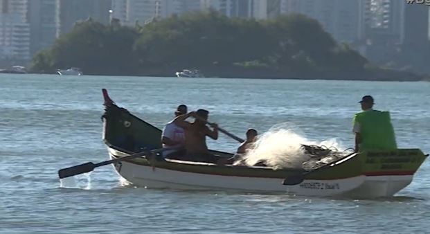 Lanchas e motos aqu&aacute;ticas atrapalham pesca artesanal em Balne&aacute;rio Cambori&uacute; – Foto: Jader Liberal/NDTV