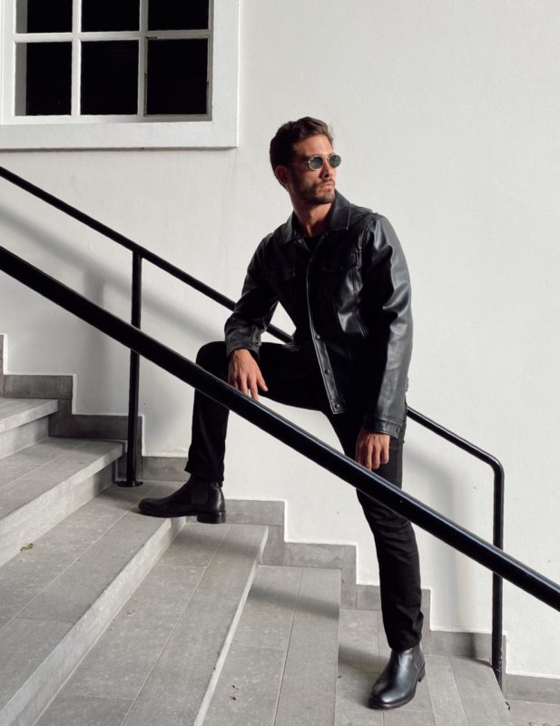 Uma tend&ecirc;ncia: cal&ccedil;a com corte reto e super slim, com uma jaqueta de couro – Reprodu&ccedil;&atilde;o; Acervo Jo&atilde;o Bossle/ND