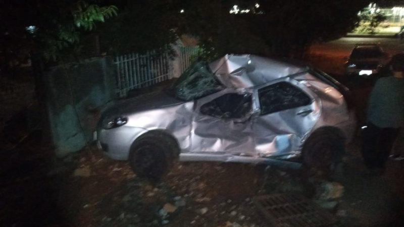 Carro foi arrastado e bateu contra o muro. – Foto: Polícia Militar/Divulgação/ND