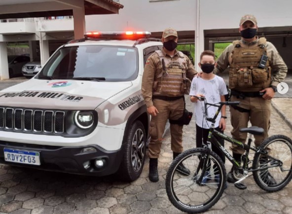 Policiais entregaram bicicleta ao filho do sargento Joacir – Foto: PM/Divulga&ccedil;&atilde;o