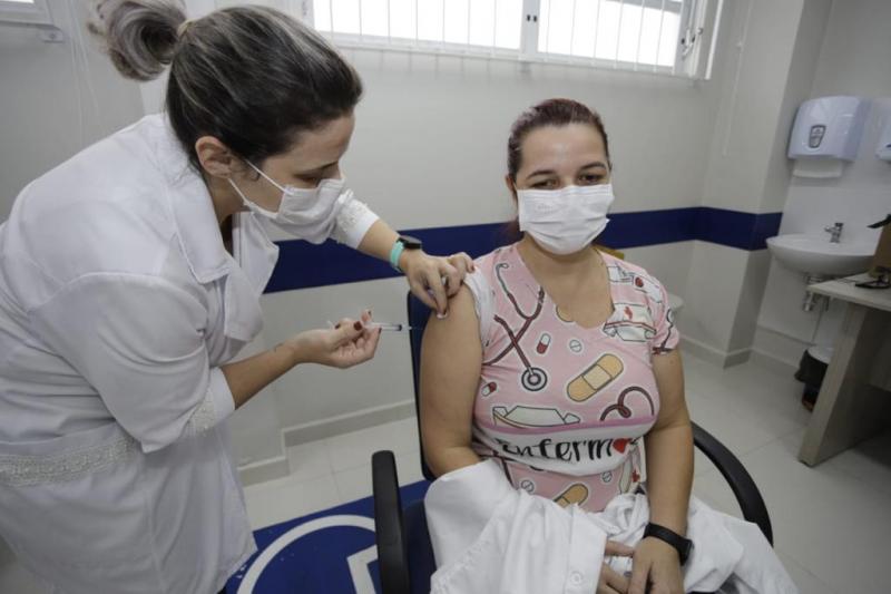 Raquel de Siqueira vacinando sua colega Alexandra Lunardeli – Foto: PMF/Divulga&ccedil;&atilde;o/ND