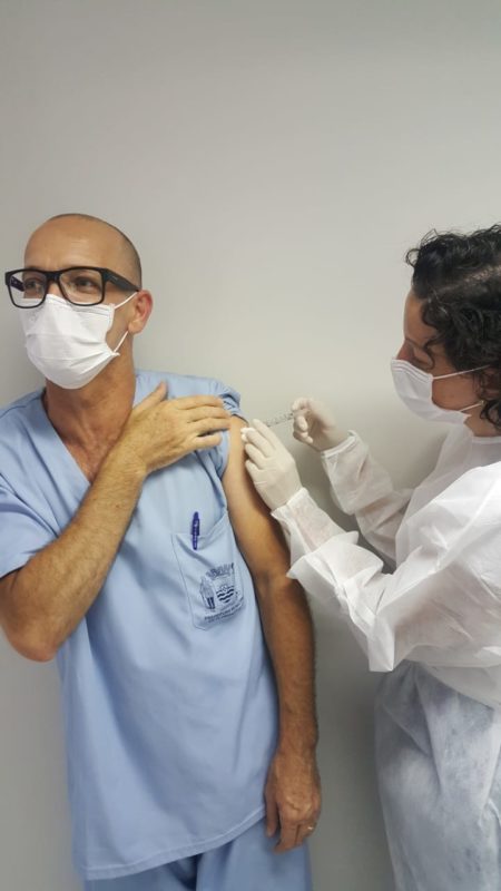 Priscila Regina Valverde aplicando a vacina contra covid-19 em seu colega – Foto: PMF/Divulga&ccedil;&atilde;o/ND