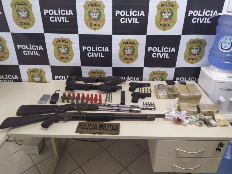 Polícia prendeu 25 pessoas em operação no Morro da Mariquinha, em Florianópolis – Foto: Divulgação/PCSC