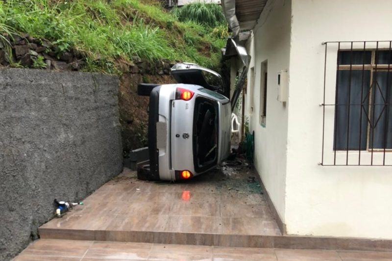 Carro cai em ribanceira e atinge casa durante fuga de traficantes em Blumenau – Foto: Divulgação/Polícia Civil