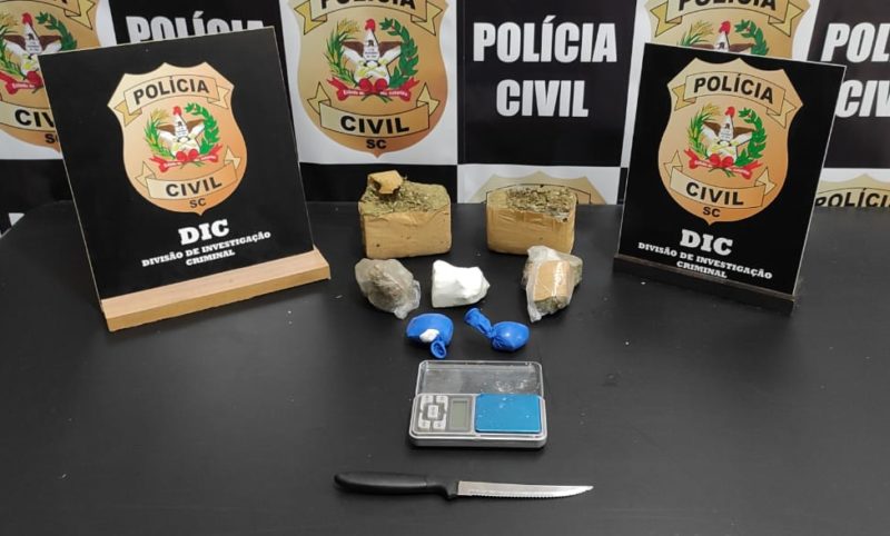 No carro os policiais encontraram drogas e uma balança de precisão – Foto: Divulgação/Polícia Civil