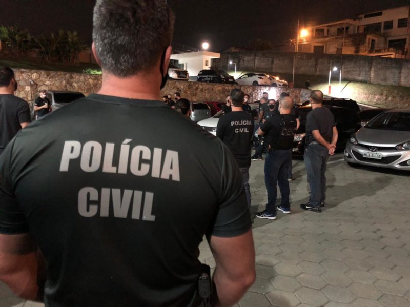 Cerca de 100 policiais participaram da operação – Foto: Polícia Civil/Divulgação/ND