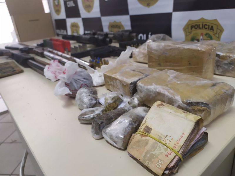 Policiais apreenderam drogas, armas, munições e dinheiro – Foto: Divulgação/PCSC