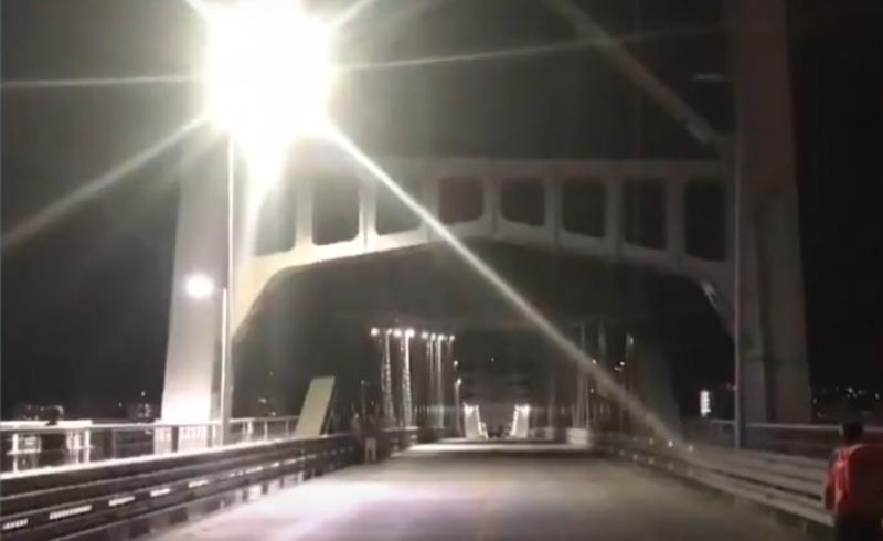 Há mais de dois meses que a Ponte Hercílio Luz está metade acesa e metade apagada – Foto: Reprodução/NDTV RecordTV