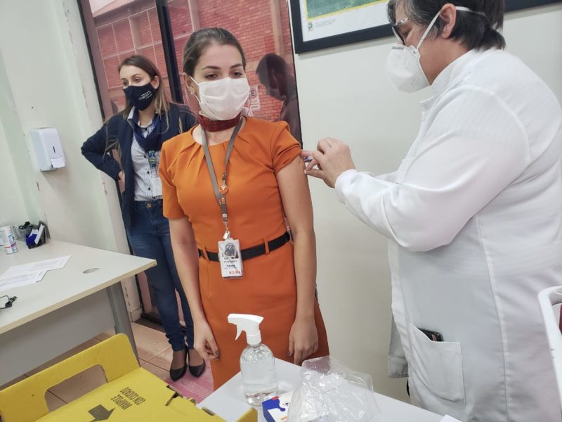 Todos os profissionais do aeroporto foram vacinados contra a Covid-19. – Foto: Prefeitura de Chapecó/Divulgação