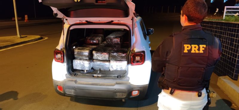 Maconha estava escondida no porta-malas do carro e tamb&eacute;m no banco traseiro – Foto: PRF/Divulga&ccedil;&atilde;o/ND