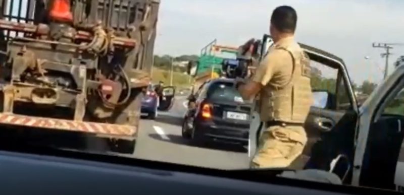 Policiais cercaram o carro na BR-101 em Joinville – Foto: PRF/Divulgação