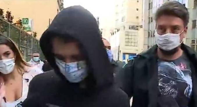Homem de 19 anos é detido por policiais de SP por suspeita de planejar ataques a escolas