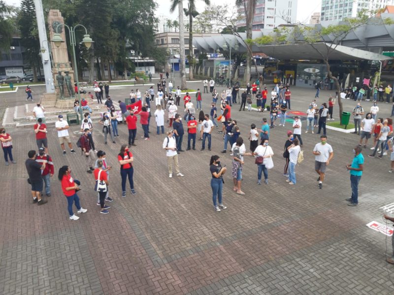 Manifestantes se reuniram na Praça da Bandeira, em Joinville – Foto: Thiago Bonin/NDTV